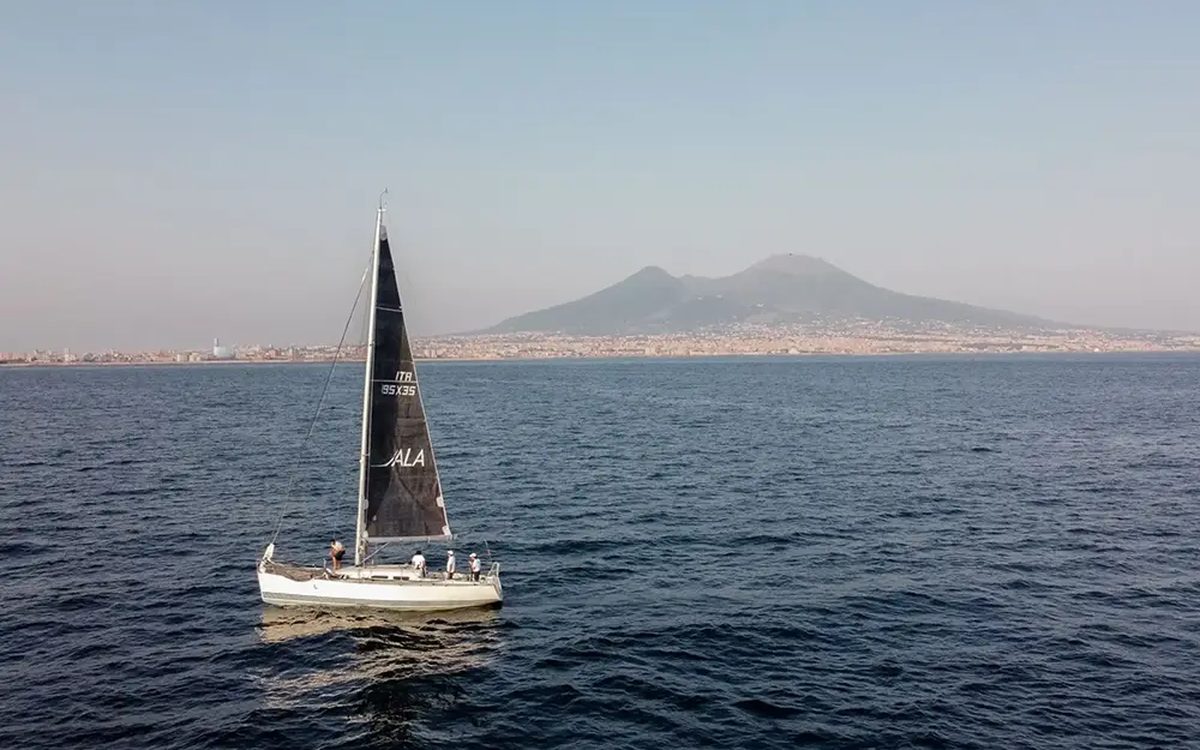 Barca a vela ALA nel golfo di Napoli