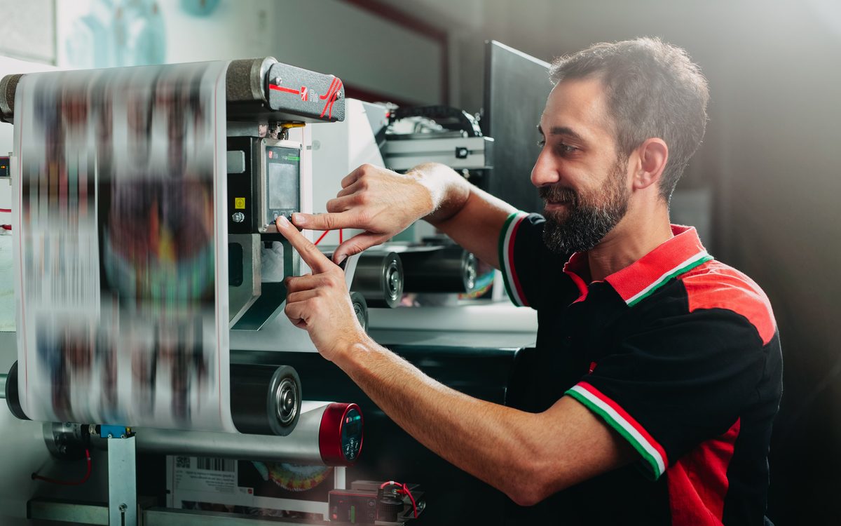 Tecnico RE Spa al lavoro su una macchina
