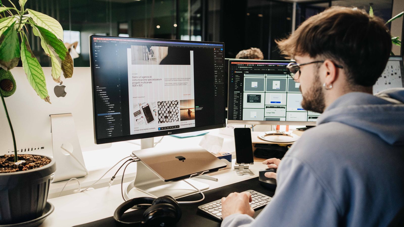 Un designer Kifadesign al lavoro sulle pagine di un sito